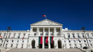 Mit Hilfe von Rechtsaußen: Portugals Regierungskoalition verschärft Einwanderungsregeln