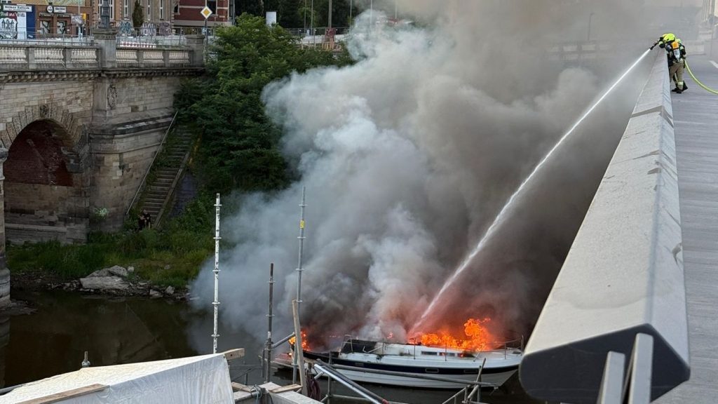 Brände: Sportboot auf der Elbe abgebrannt - Besitzer leicht verletzt