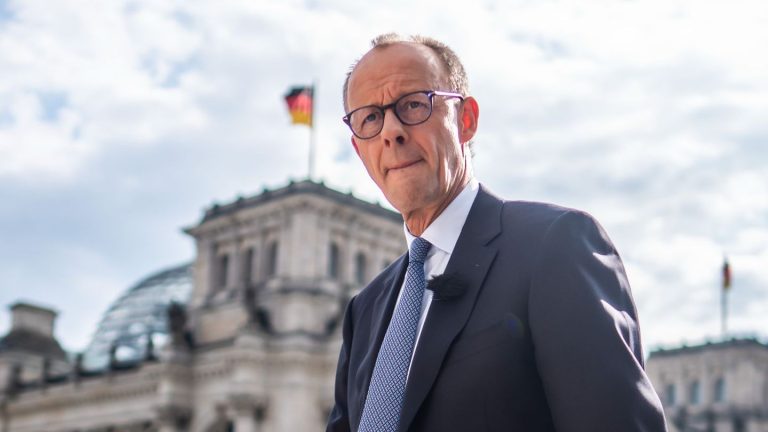 Politische Stimmung: Umfrage: Mäßige Startbilanz für Merz