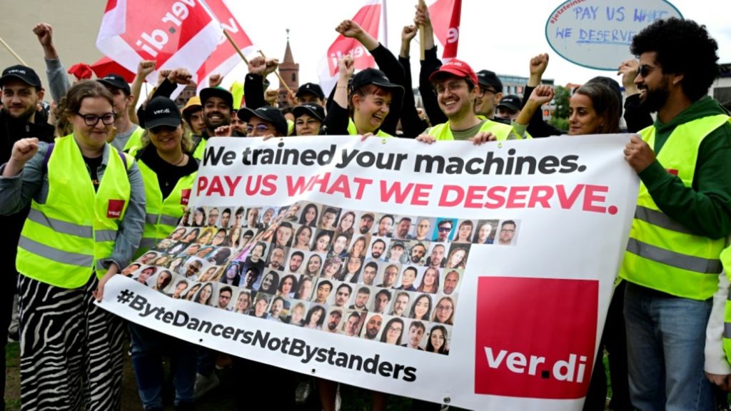 Protestaktion in Berlin gegen geplante Kündigungen bei Onlinenetzwerk Tiktok