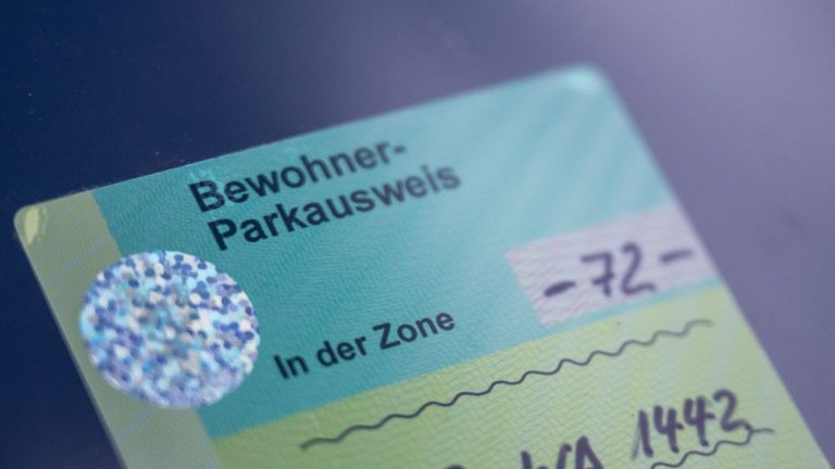 Autoverkehr in Berlin: Verkehrssenatorin: Konzept für Parkgebühren kommt noch 2025