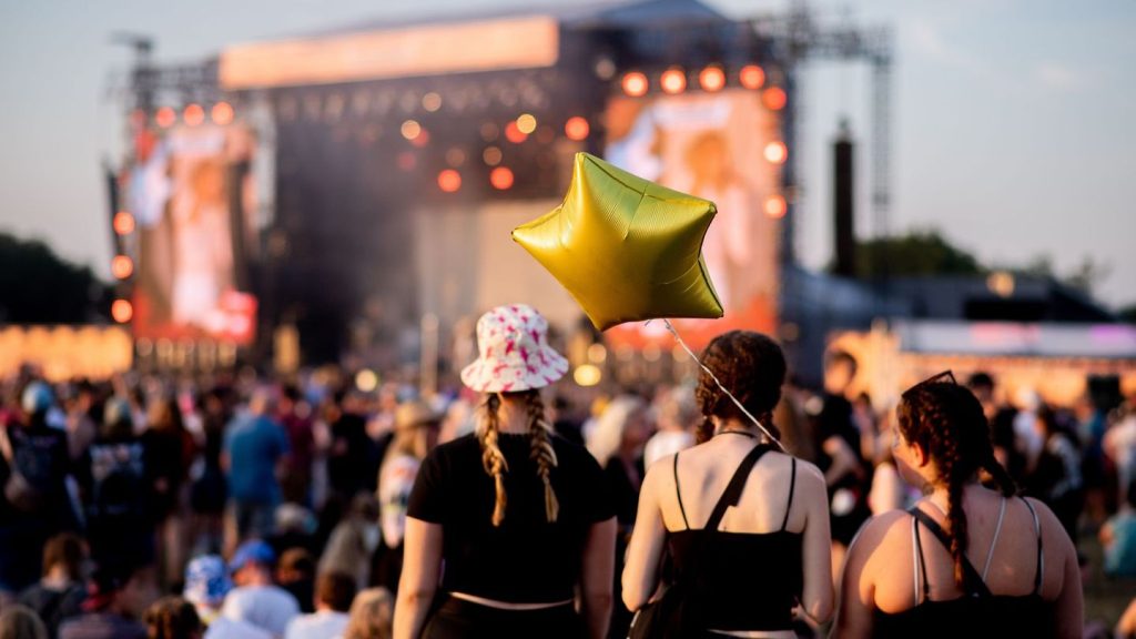 Kritik am Headliner Macklemore: Deichbrand wird 20 – Tausende feiern an der Nordseeküste