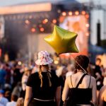 Kritik am Headliner Macklemore: Deichbrand wird 20 – Tausende feiern an der Nordseeküste