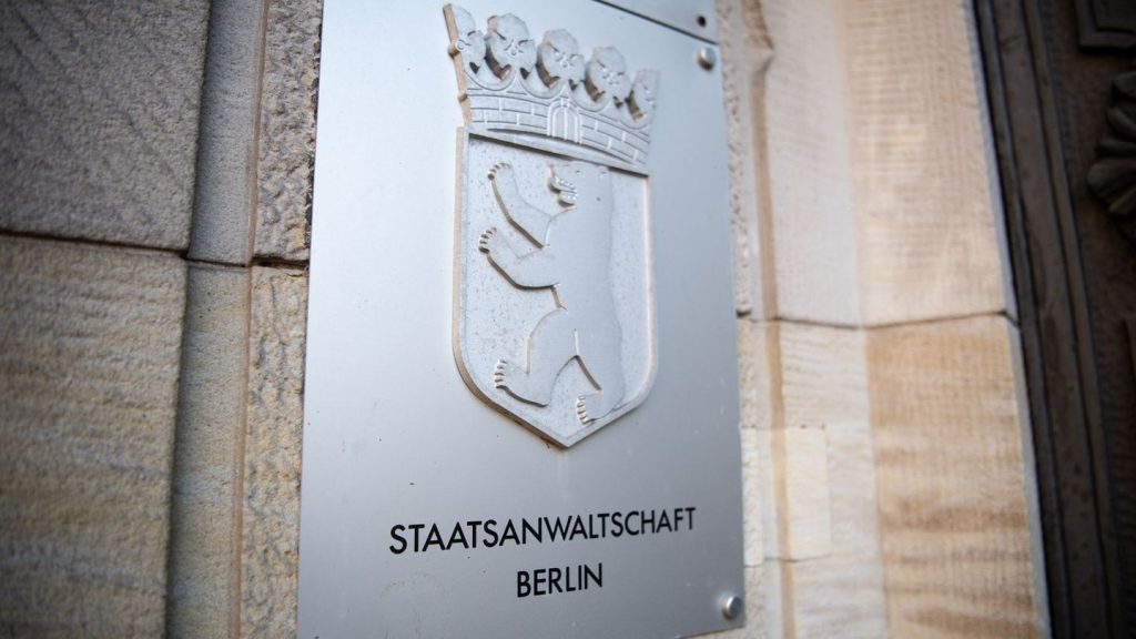 Festnahme im Mai: Millionen-Betrug mit Büchern - Anklage gegen vier Männer