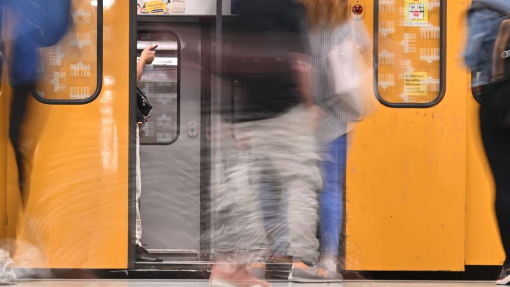 Mit über 100 Kräften: Polizei kontrolliert in Bussen und Bahnen nach Messern