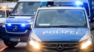 Höhe falsch eingeschätzt: Reisebus steckt in Unterführung fest - elf Leichtverletzte
