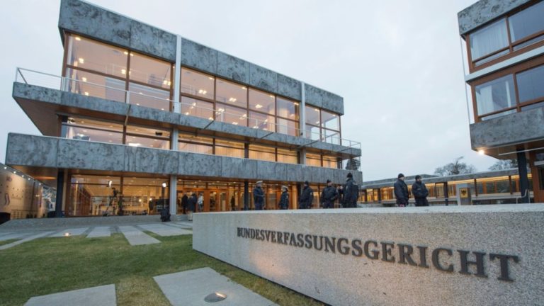 Forderungen nach Absenkung der Hürde bei Richterwahl - Merz offen für Debatte