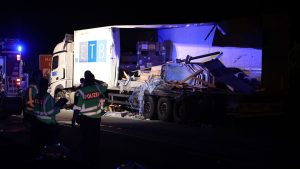Unfälle: Tankwagen fängt Feuer - Ersthelfer lebensgefährlich verletzt
