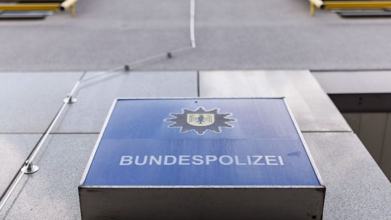 Kriminalität: Mutmaßlicher Räuber dank Fahrkartenkontrolle entdeckt