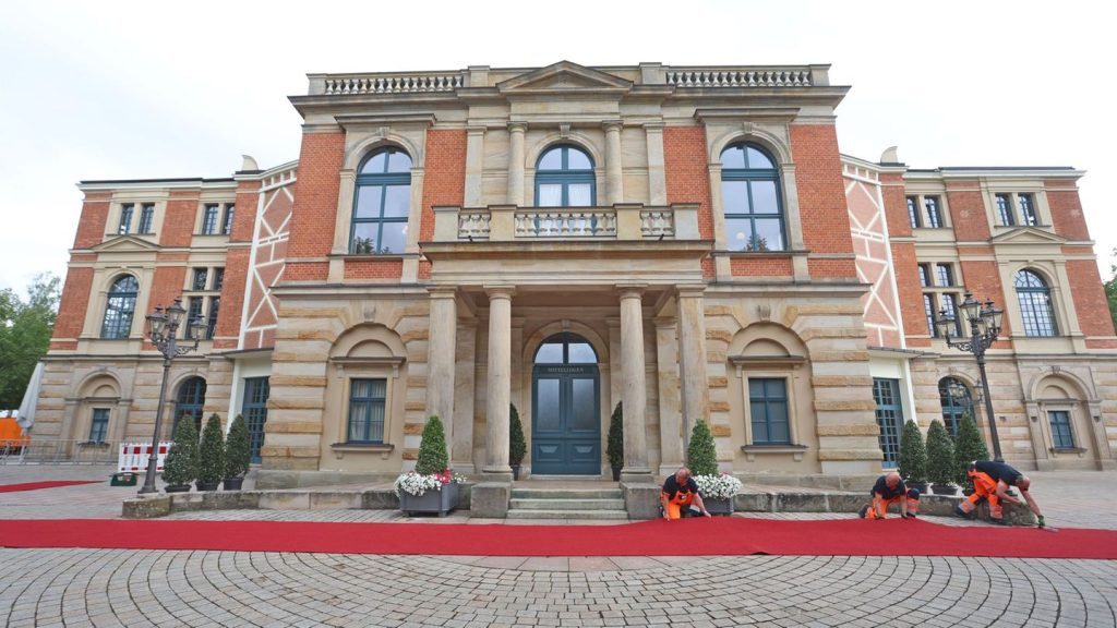 Opern-Spektakel: Merz, Merkel, Klöckner - die Politik reist nach Bayreuth