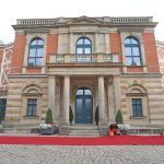Opern-Spektakel: Merz, Merkel, Klöckner - die Politik reist nach Bayreuth