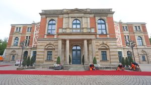 Opern-Spektakel: Merz, Merkel, Klöckner - die Politik reist nach Bayreuth