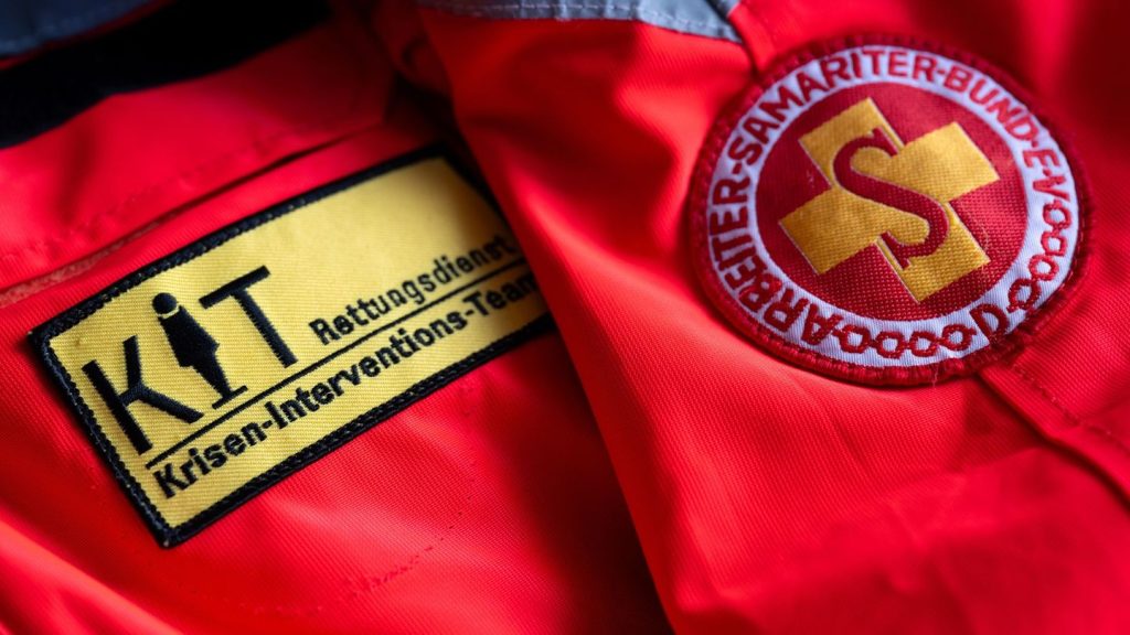 Tödlicher Unfall: Auto gerät in Gegenspur und fährt gegen Laster - Fahrer tot