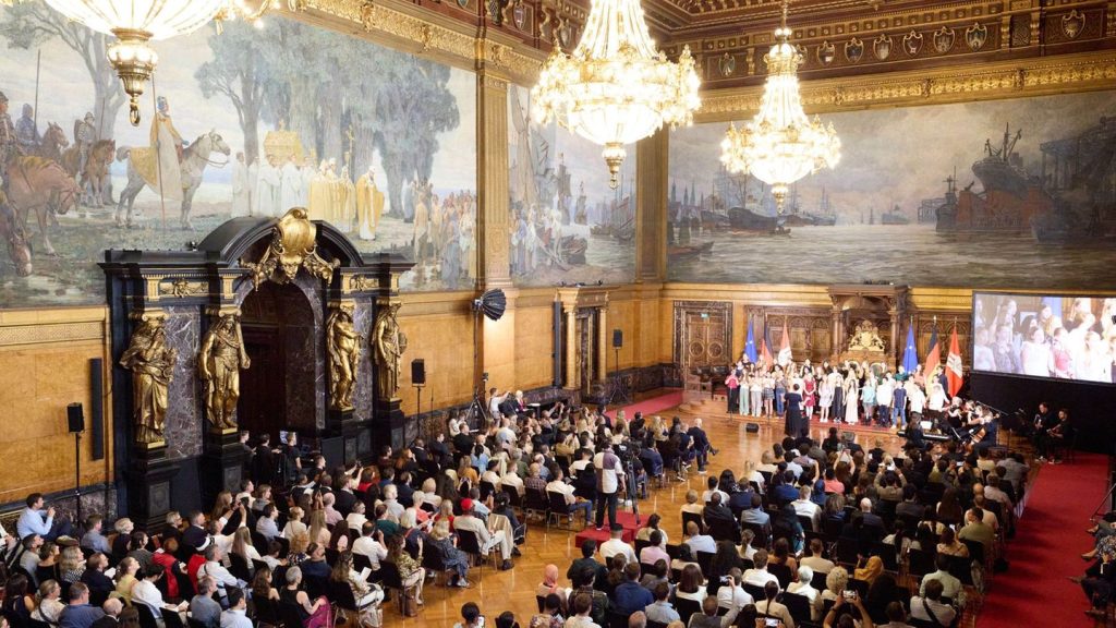 Einbürgerung: Tschentscher empfängt Neubürger im Rathaus