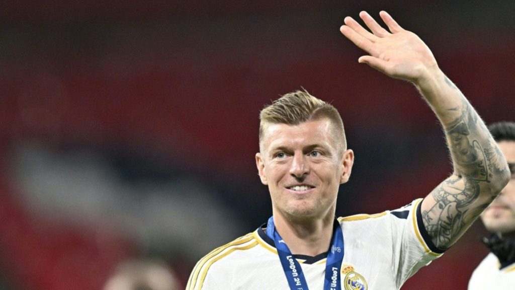 Toni Kroos dirigiert bei Ordensverleihung Geburtstagsständchen für Opa Heinz