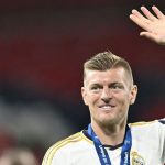 Toni Kroos dirigiert bei Ordensverleihung Geburtstagsständchen für Opa Heinz