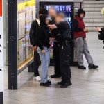 Waffenverbot in Bahn und Bus: Start des Waffenverbots: 600 Kontrollen, elf Messer gefunden