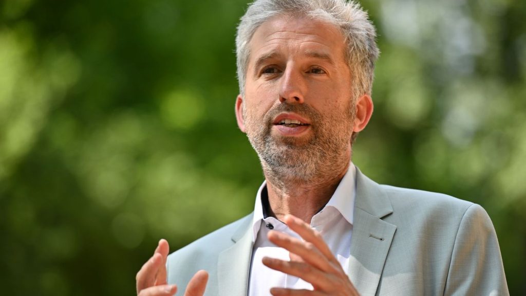 Demonstration: AfD sagt Demo ab - OB Palmer diskutiert dafür mit Partei