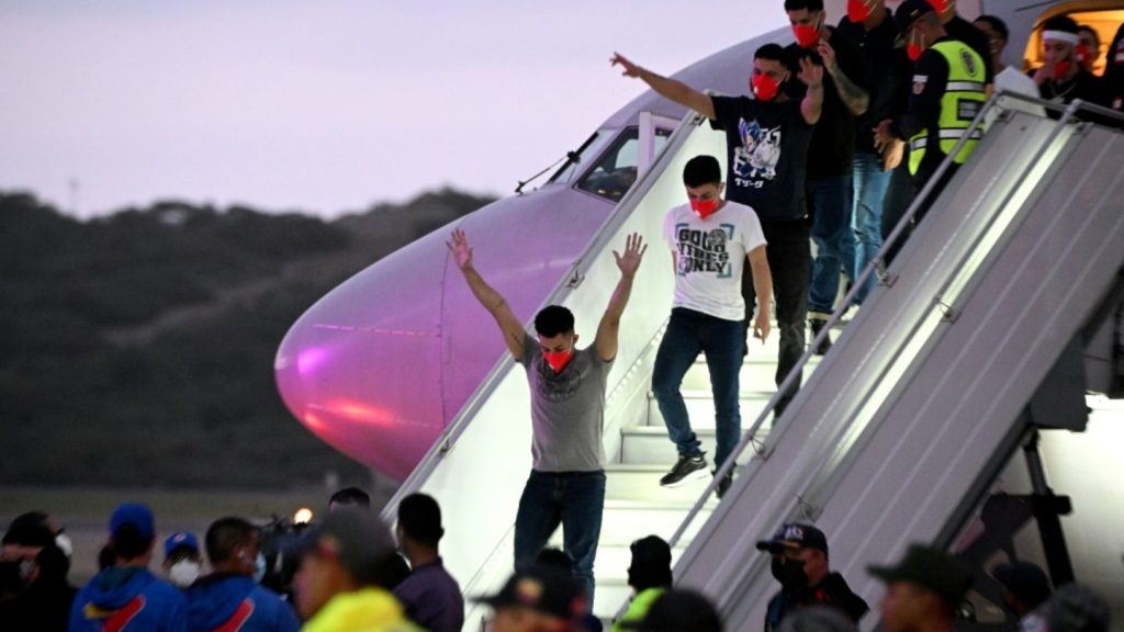 Venezolaner nach Gefangenenaustausch mit den USA aus El Salvador in Heimat geflogen
