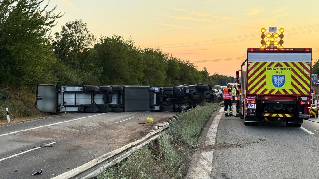 Unfall: Laster kippt um - Mehrere Hunderttausend Euro Schaden