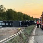 Unfall: Laster kippt um - Mehrere Hunderttausend Euro Schaden