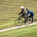 Hinterrad erfasst: E-Bike-Fahrerin bei Zusammenstoß mit Rennrad schwer verletzt