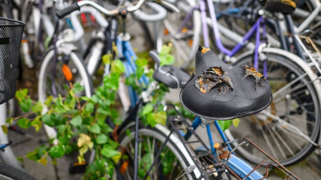 Straßenverkehr: Kommunen müssen Hunderte Schrottfahrräder entsorgen