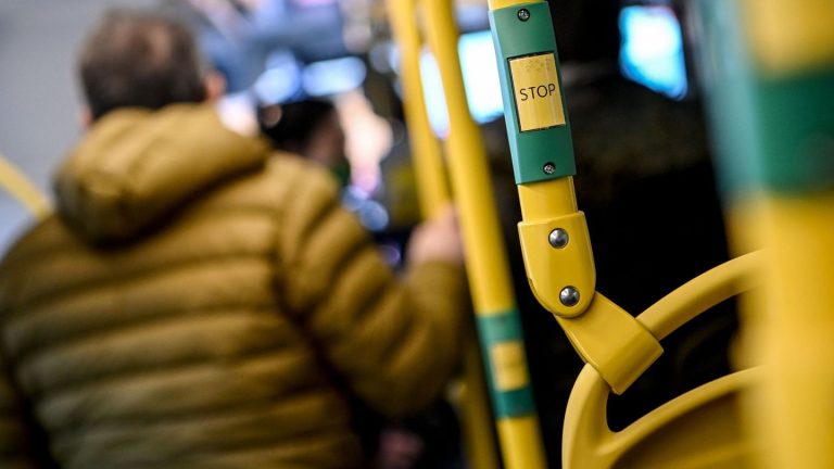 Kriminalität: Polizei: Betrunkener belästigt und schlägt 17-Jährige im Bus