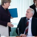 Migrationspolitik: Seehofer: Habe Merkels Buch nicht gelesen