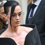 Katy Perry: Sängerin stürzt bei Konzert fast ab