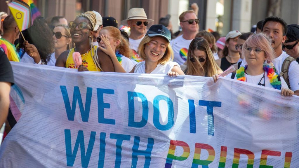 Demonstration: CSD-Demonstrationszug zieht durch Frankfurt