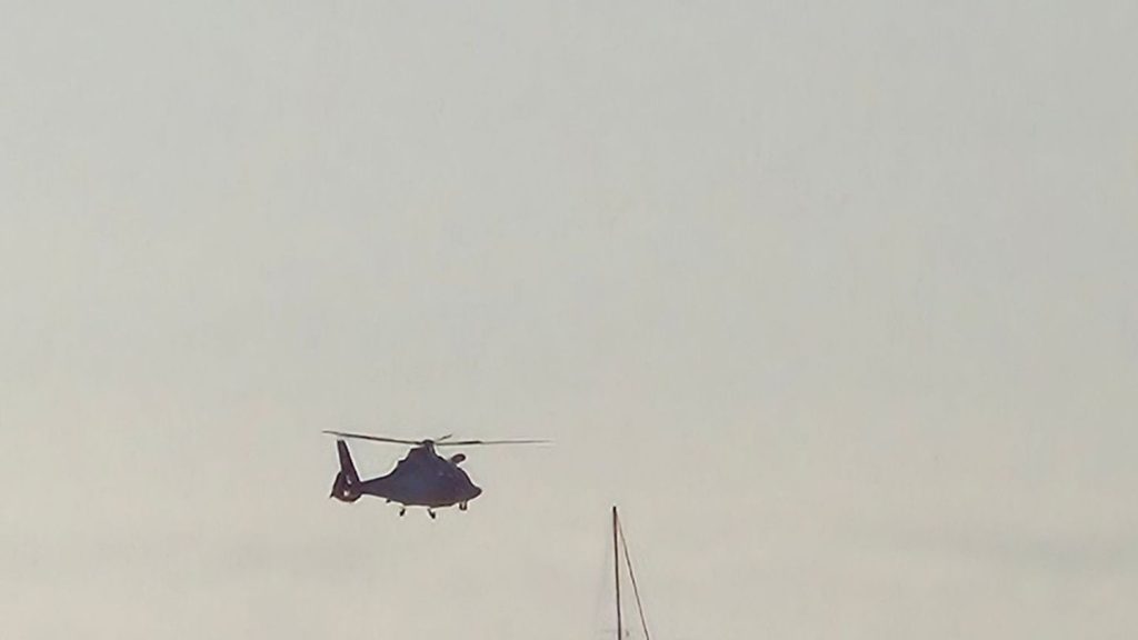 Notfälle: Notfall auf Segelboot - Helikopter bringt Sanitäter an Bord