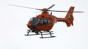 Unfall: Auf Hinterrad gefahren? Motorradfahrer kracht in Auto