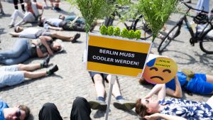 Klimaschutz: Demonstranten am Brandenburger Tor fordern mehr Hitzeschutz