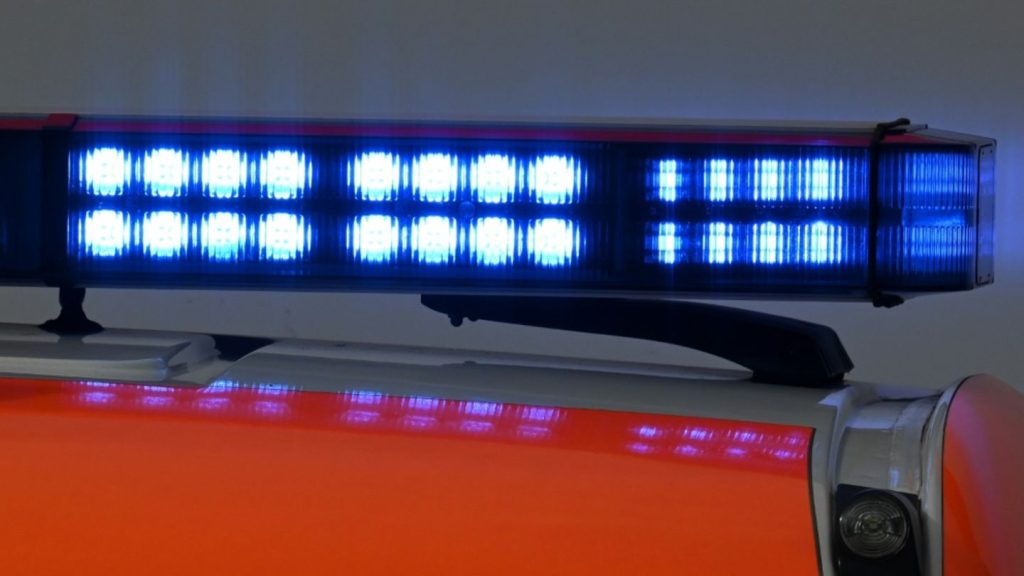Auto fliegt in meterhohes Schuppendach - Kind auf Trampolin schwer verletzt