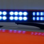 Auto fliegt in meterhohes Schuppendach - Kind auf Trampolin schwer verletzt