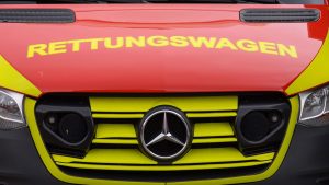Verkehr: Auto überschlägt sich bei Unfall - Fahrer schwer verletzt