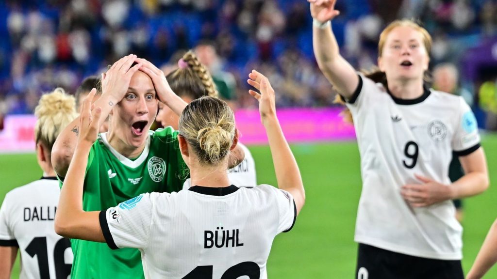Nach Sieg im Elfmeterschießen: "Krass, unglaublich, mega": Fußballerinnen feiern Berger