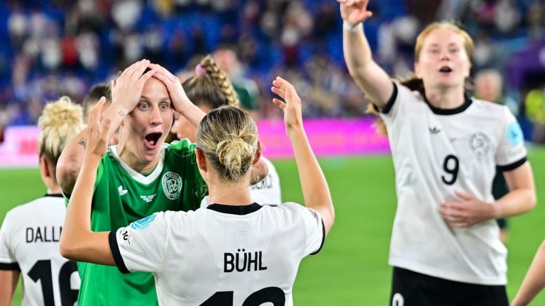 Nach Sieg im Elfmeterschießen: "Krass, unglaublich, mega": Fußballerinnen feiern Berger