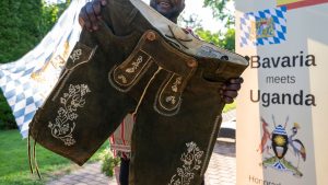 Oktoberfest: Ankole-Rind statt Hirsch: Uganda entdeckt die Lederhose
