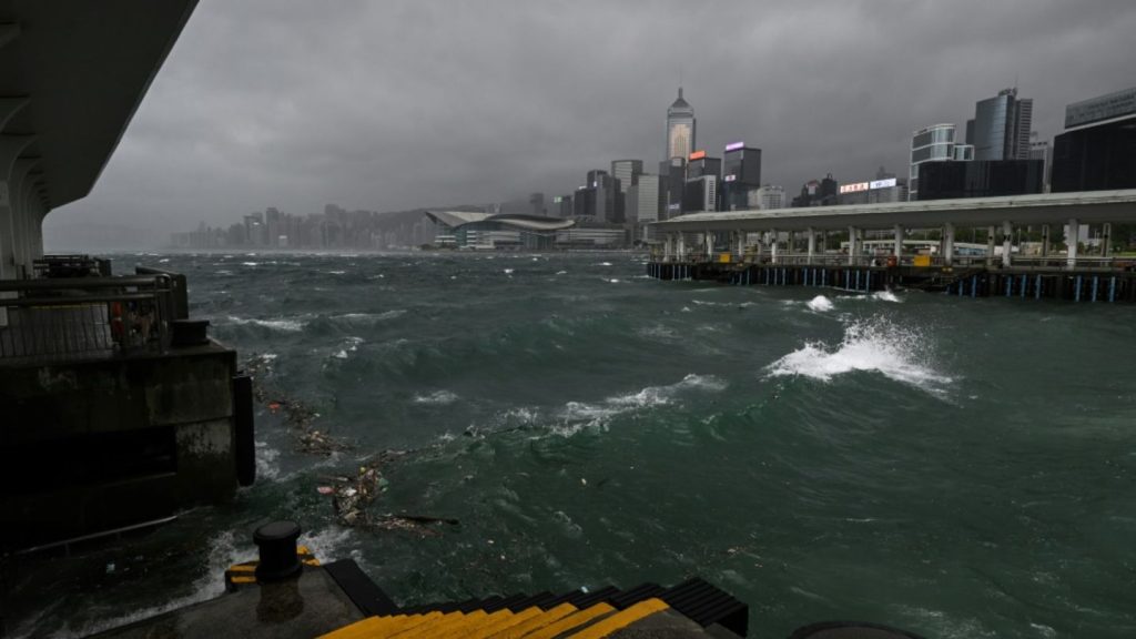 Hongkong spricht wegen Taifun Wipha höchste Sturmwarnung aus