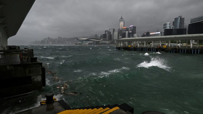 Hongkong spricht wegen Taifun Wipha höchste Sturmwarnung aus