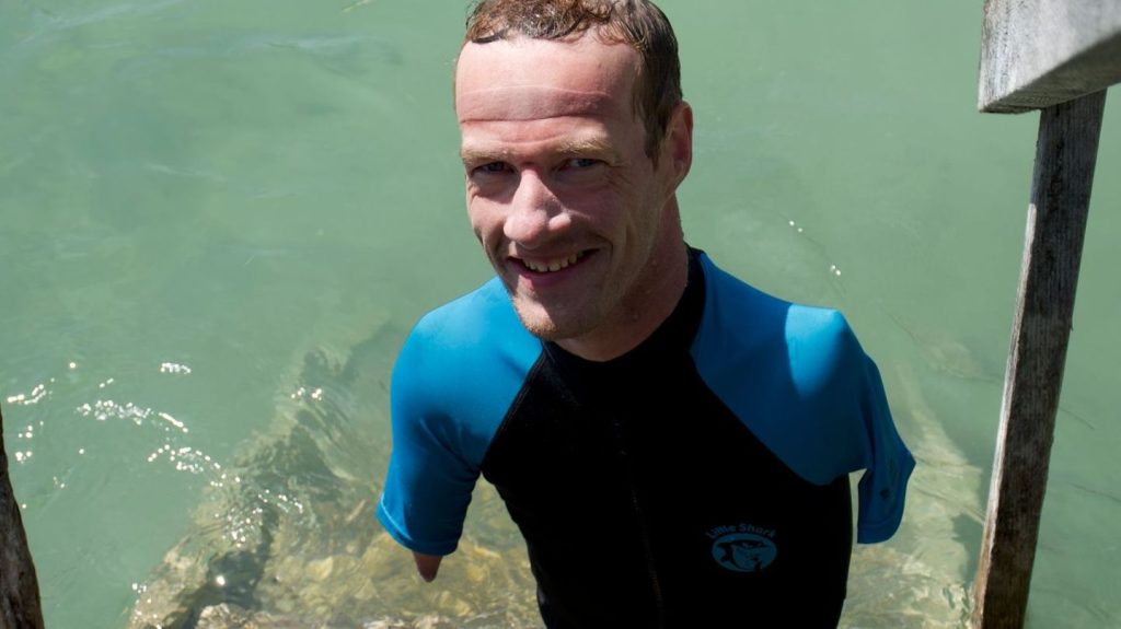 Inklusion: Para-Schwimmer ohne Gliedmaßen durchquert Starnberger See