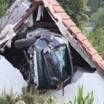 Verkehr: Auto kracht in Scheunendach - Kind schwer verletzt