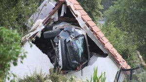 Verkehr: Auto kracht in Scheunendach - Kind schwer verletzt
