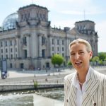 Sommerinterview: Weidel-Interview geht in Demo-Lärm fast unter