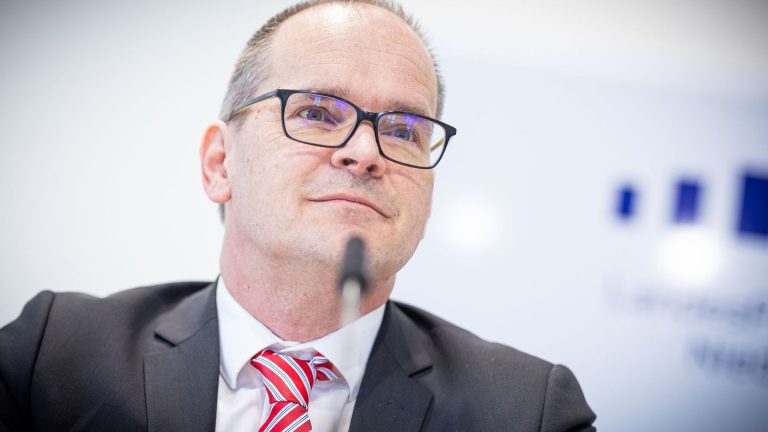 Schwächelnde Stahlbranche: "Absolut beunruhigend" - Wirtschaftsminister für Stahlgipfel