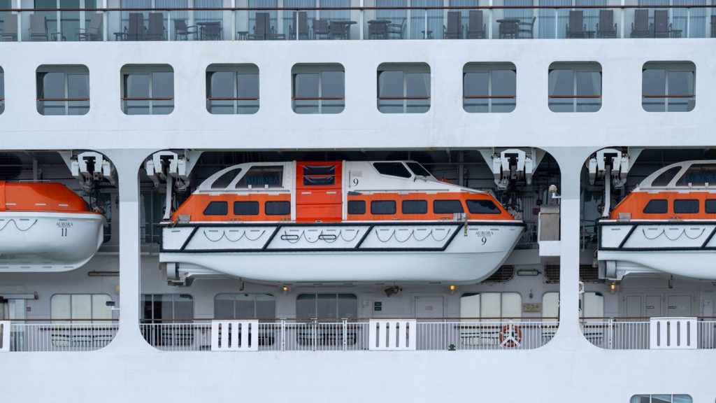 Ostseebad: Dreieranlauf von Kreuzfahrtschiffen in Warnemünde