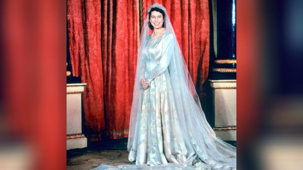 Queen Elizabeth II.: Ausstellung ihrer Outfits zum 100. Geburtstag