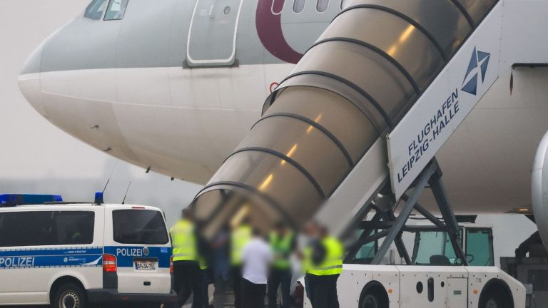 Migration und Flüchtlinge: Mehr Abschiebungen und Ausreisen als im Vorjahr